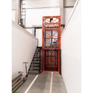 Körülkerített emelőterű emelőberendezés