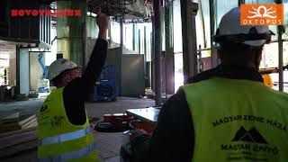 Vákuumos üveg emelő munka közben OKTOPUS, Magyar Zene Háza - Novotransz Kft